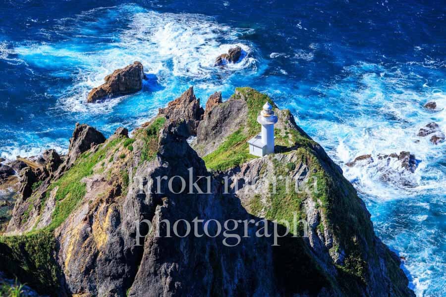 青森県　荒波の灯台　小泊岬南灯台