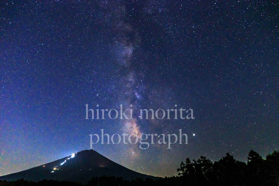 登山道と天の川　富士山