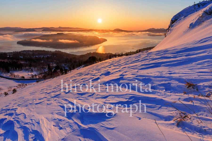 北海道 冬風の美幌峠　屈斜路湖と朝日