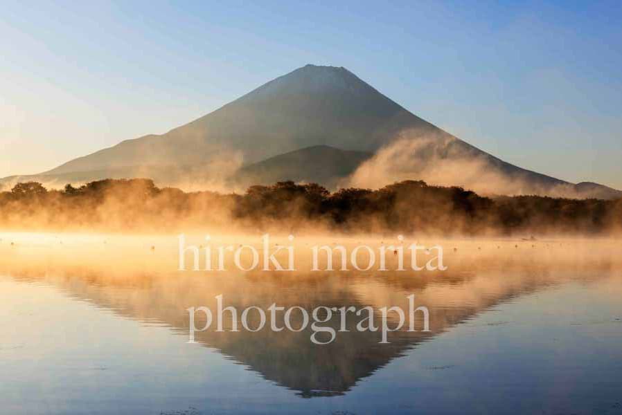 精進湖の富士山　逆さ富士