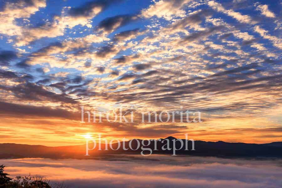岩手県　鱗雲の朝　清水展望台　遠野